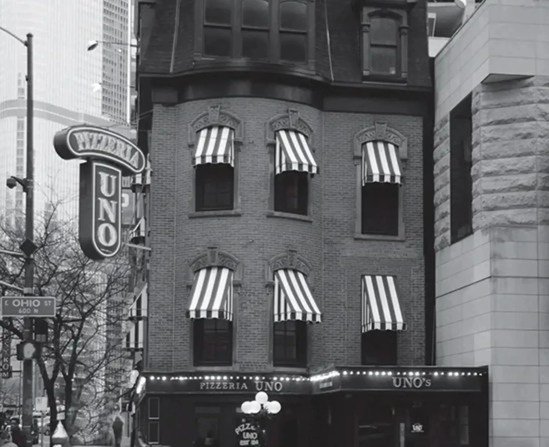 The historic Pizzeria Uno building and sign on a Chicago street corner